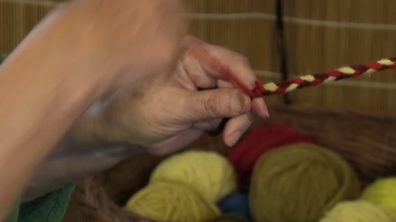 5. Körmön fonás – gyapjúfonal